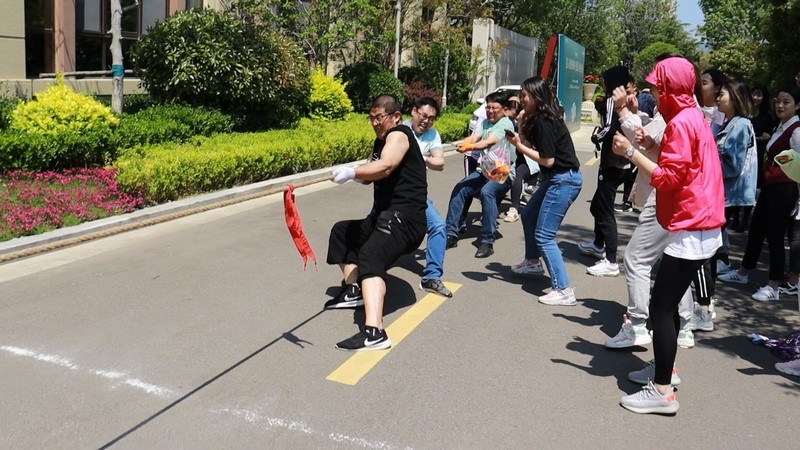4.拔河比赛中家人们团结拼搏.jpg 4.拔河比赛中家人们团结拼搏.jpg