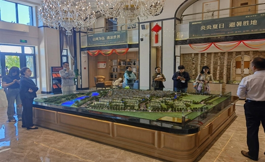 2.绿城发展项目总经理与业主一行参观永信贵宾会217·山河府项目_副本.jpg 2.绿城发展项目总经理与业主一行参观永信贵宾会217·山河府项目_副本.jpg