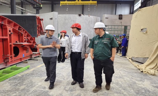 2024年7月5日，市建委初审工作组一行到访装配式总公司实地考察调研_副本.jpg