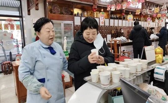 14.药业公司“欢喜闹元宵，健康走百病”惠民活动现场_副本.jpg