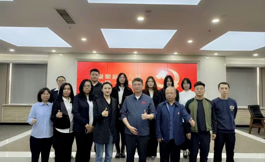 2.永信贵宾会217集团党委与长发担保党支部党建活动合影留念_副本.jpg