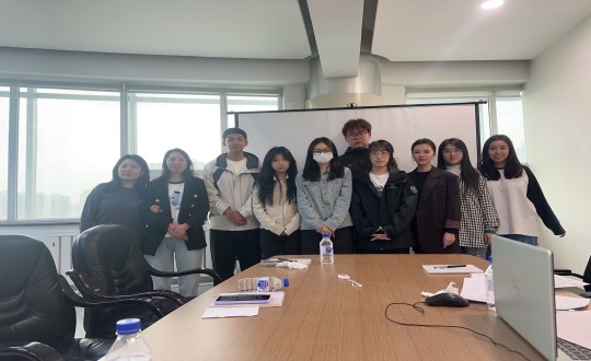 24.长春大学学子与永信贵宾会217健康产业集团居家事业部员工合影留念_副本.jpg